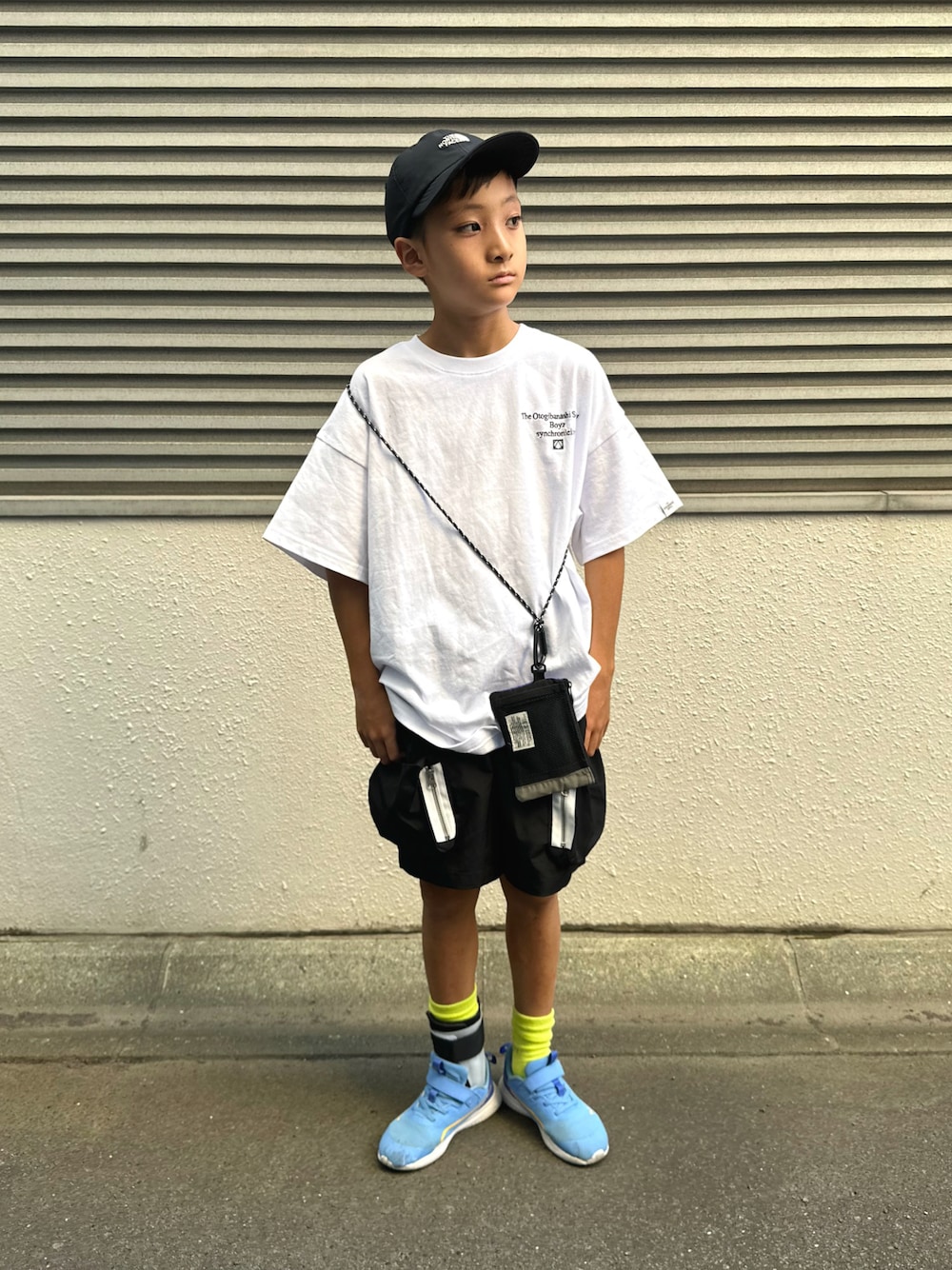 ブルー系のスニーカー、ホワイト系のTシャツ/カットソー、ブラック系のパンツを着用したキッズの夏コーディネートの1枚目の写真