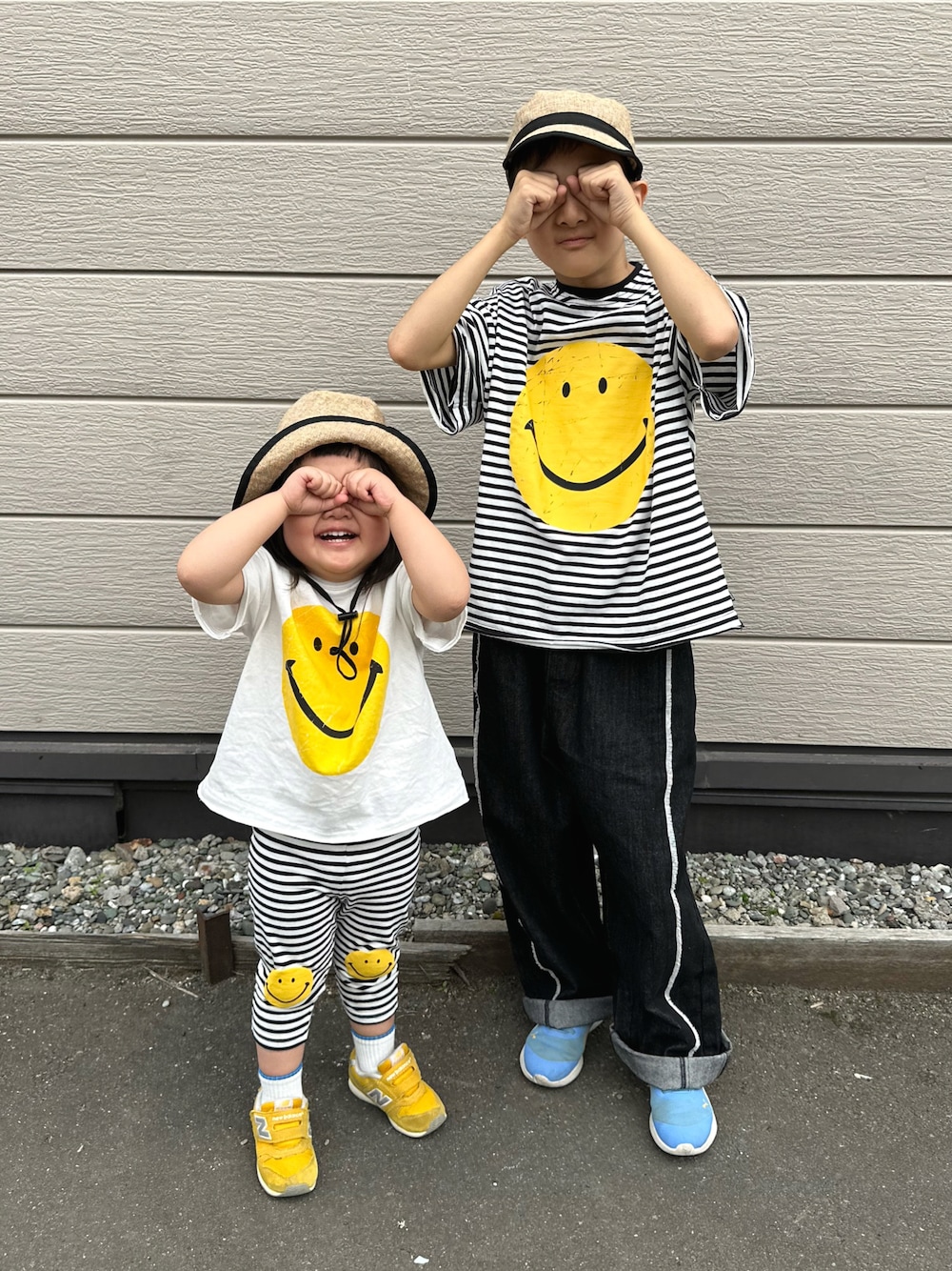 ブルー系のスニーカー、イエロー系のスニーカー、ブラック系のTシャツ/カットソーを着用したキッズの秋コーディネートの1枚目の写真