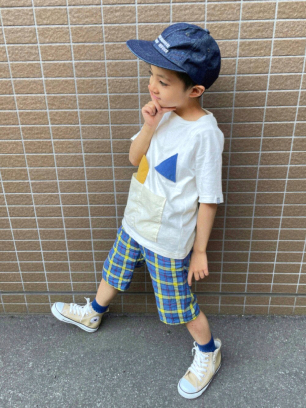 ホワイト系のTシャツ/カットソー、ブルー系のパンツ、ベージュ系のスニーカーを着用したキッズの夏コーディネートの1枚目の写真