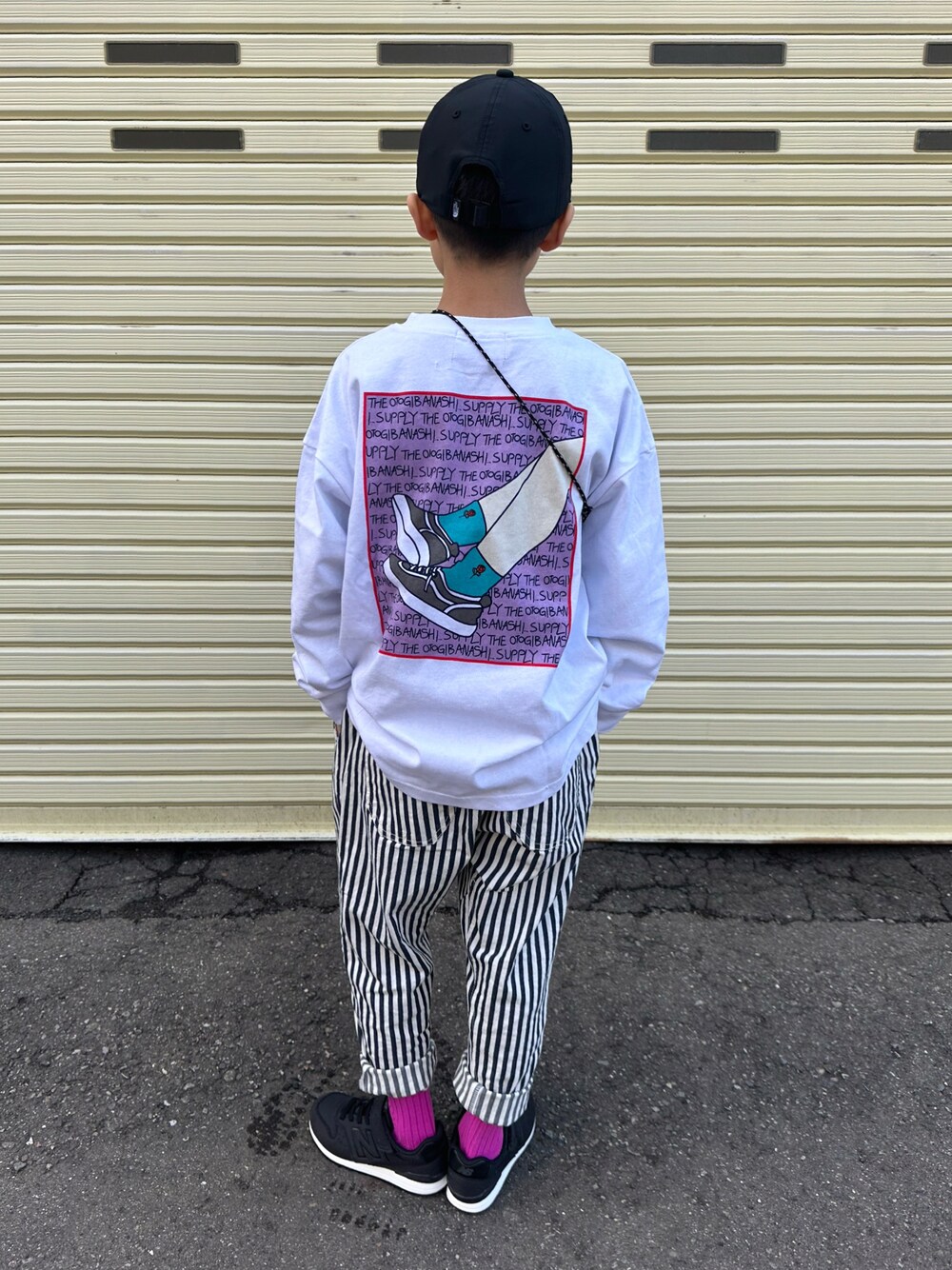 ホワイト系のTシャツ/カットソー、ブルー系のその他パンツ、ブラック系のスニーカーを着用したキッズの春コーディネートの1枚目の写真