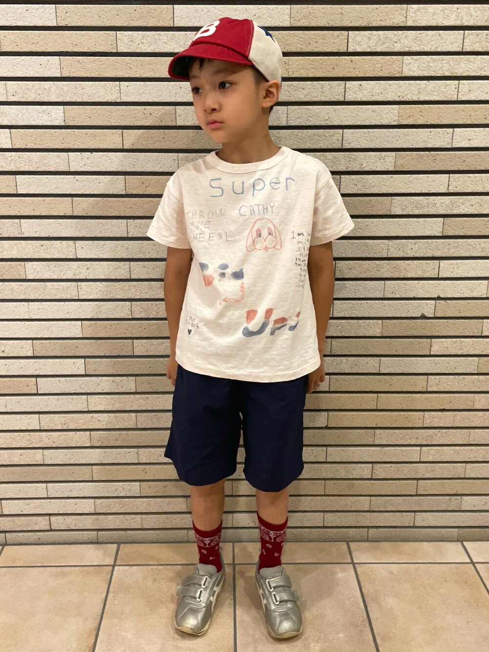 ホワイト系のTシャツ/カットソー、ブルー系のその他パンツ、シルバー系のスニーカーを着用したキッズの秋コーディネートの1枚目の写真