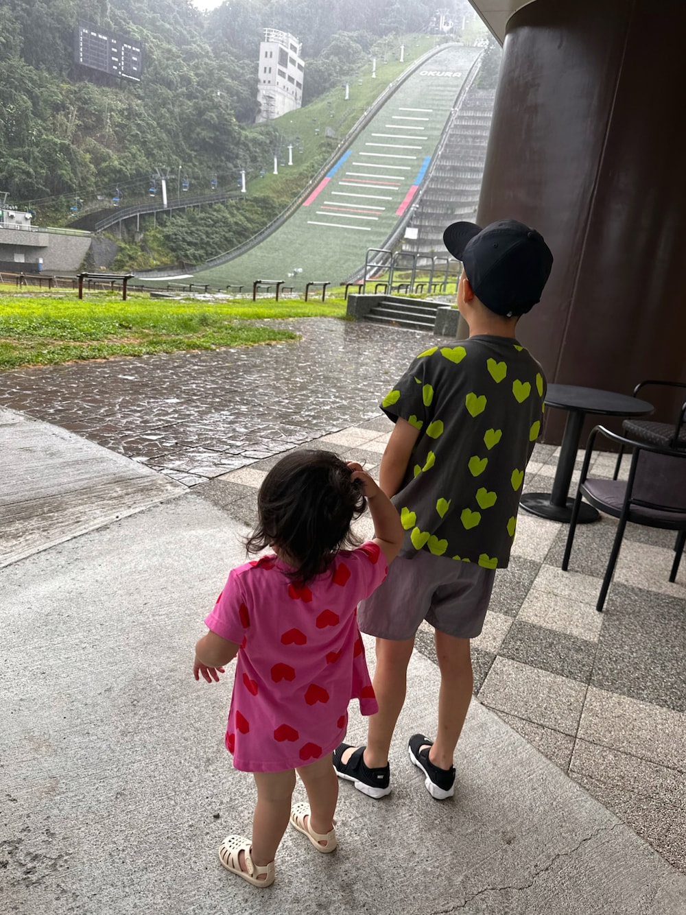 グレー系のTシャツ/カットソー、レッド系のセットアップ、ピンク系のワンピースを着用したキッズの秋コーディネートの1枚目の写真