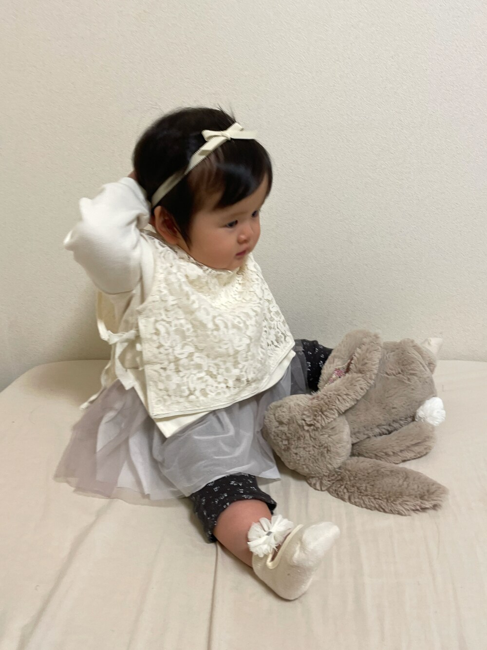 ホワイト系のアンサンブル、ベージュ系のスウェット、ブラック系のレギンス/スパッツを着用したキッズの春コーディネートの1枚目の写真