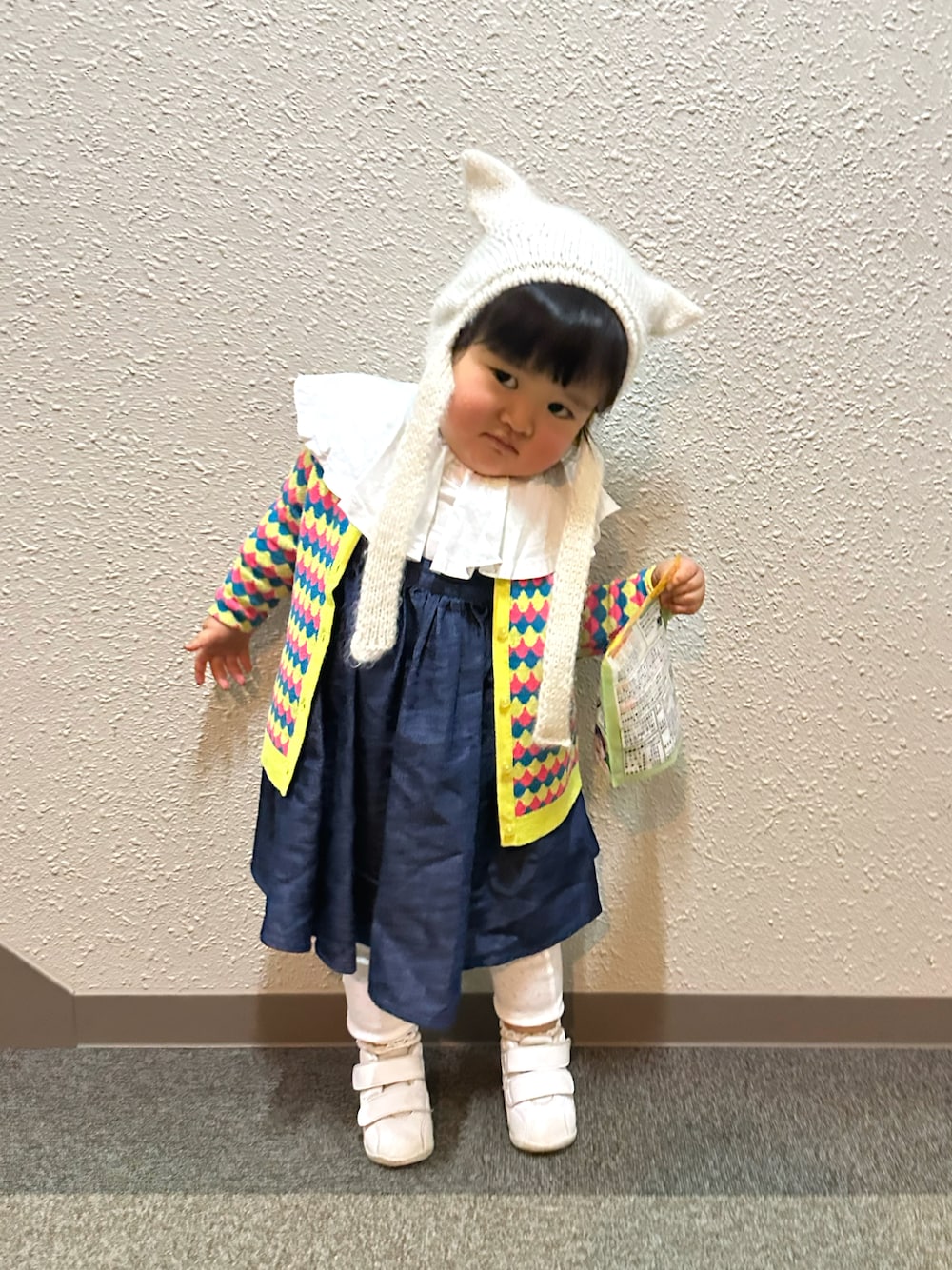 ブルー系のワンピース、ホワイト系のTシャツ/カットソー、ブルー系のカーディガン/ボレロを着用したキッズの春コーディネートの1枚目の写真
