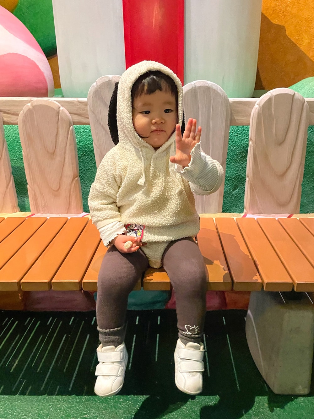 ホワイト系のその他トップス、ホワイト系のスニーカー、ベージュ系のダウンジャケット/コートを着用したキッズの冬コーディネートの1枚目の写真