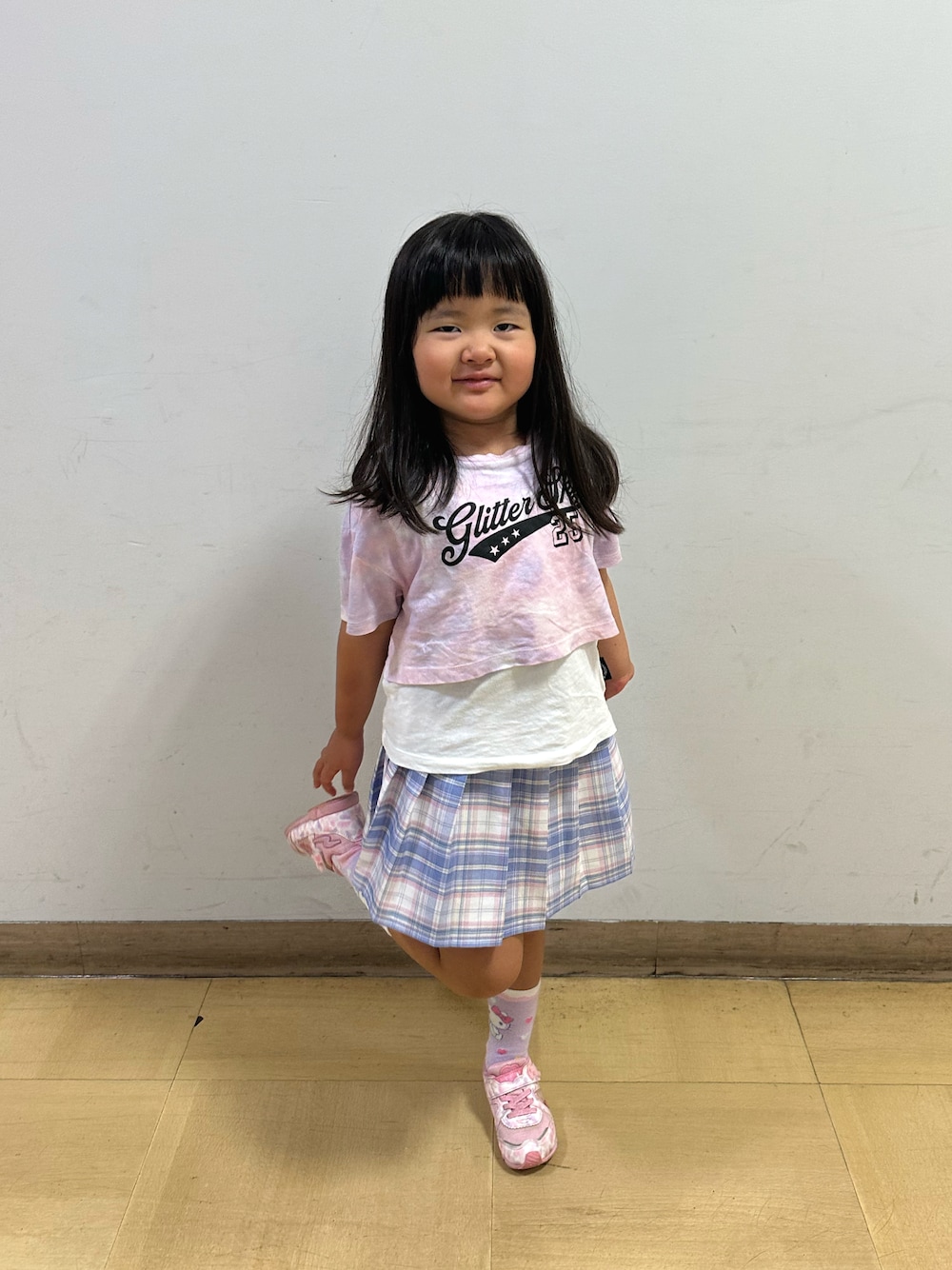 ピンク系のスニーカー、ピンク系のTシャツ/カットソー、パープル系のスカートを着用したキッズの秋コーディネートの1枚目の写真