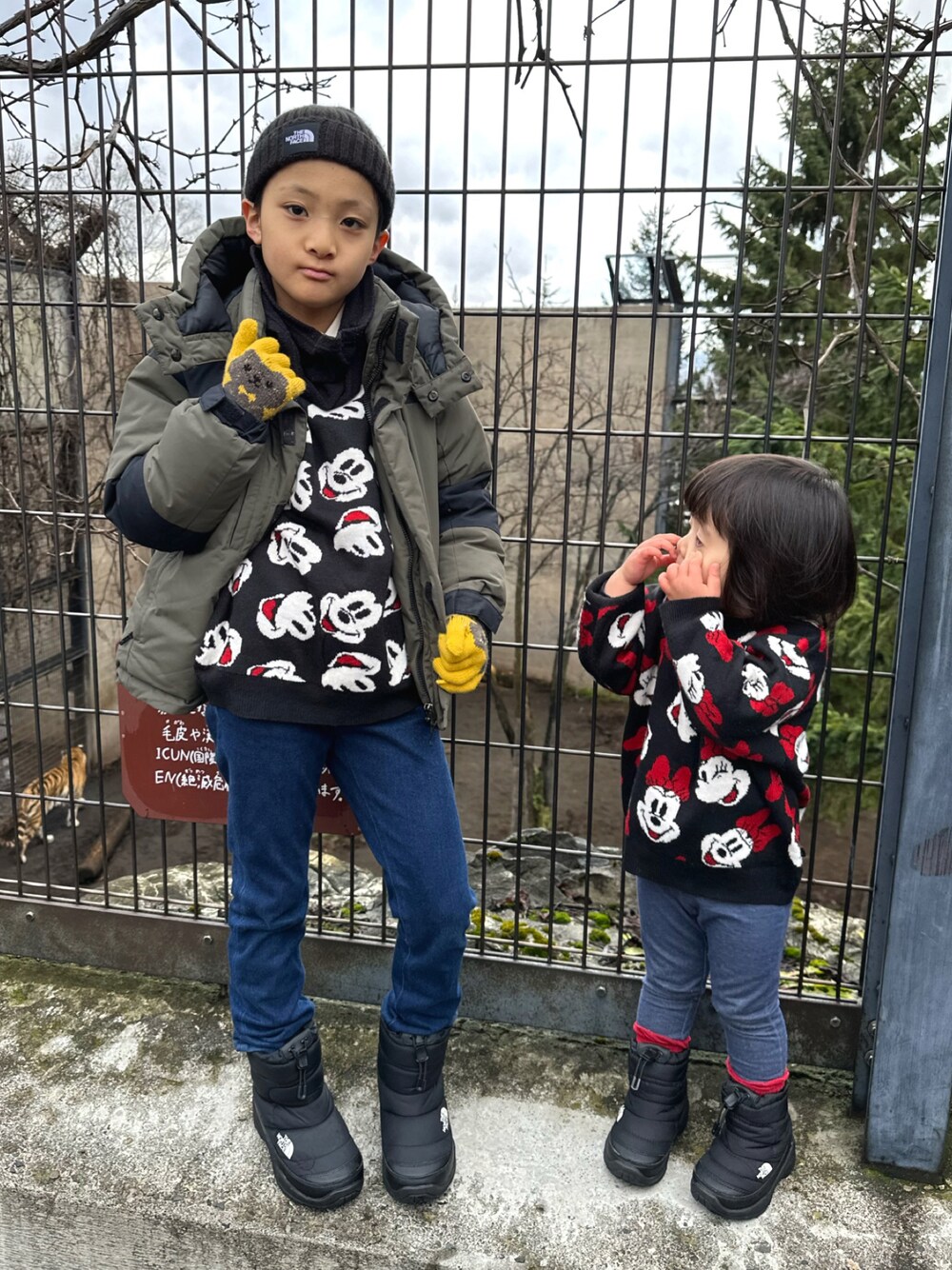 グリーン系のダウンジャケット/コート、ブラック系のパンツ、ブラック系のブーツを着用したキッズの秋コーディネートの1枚目の写真