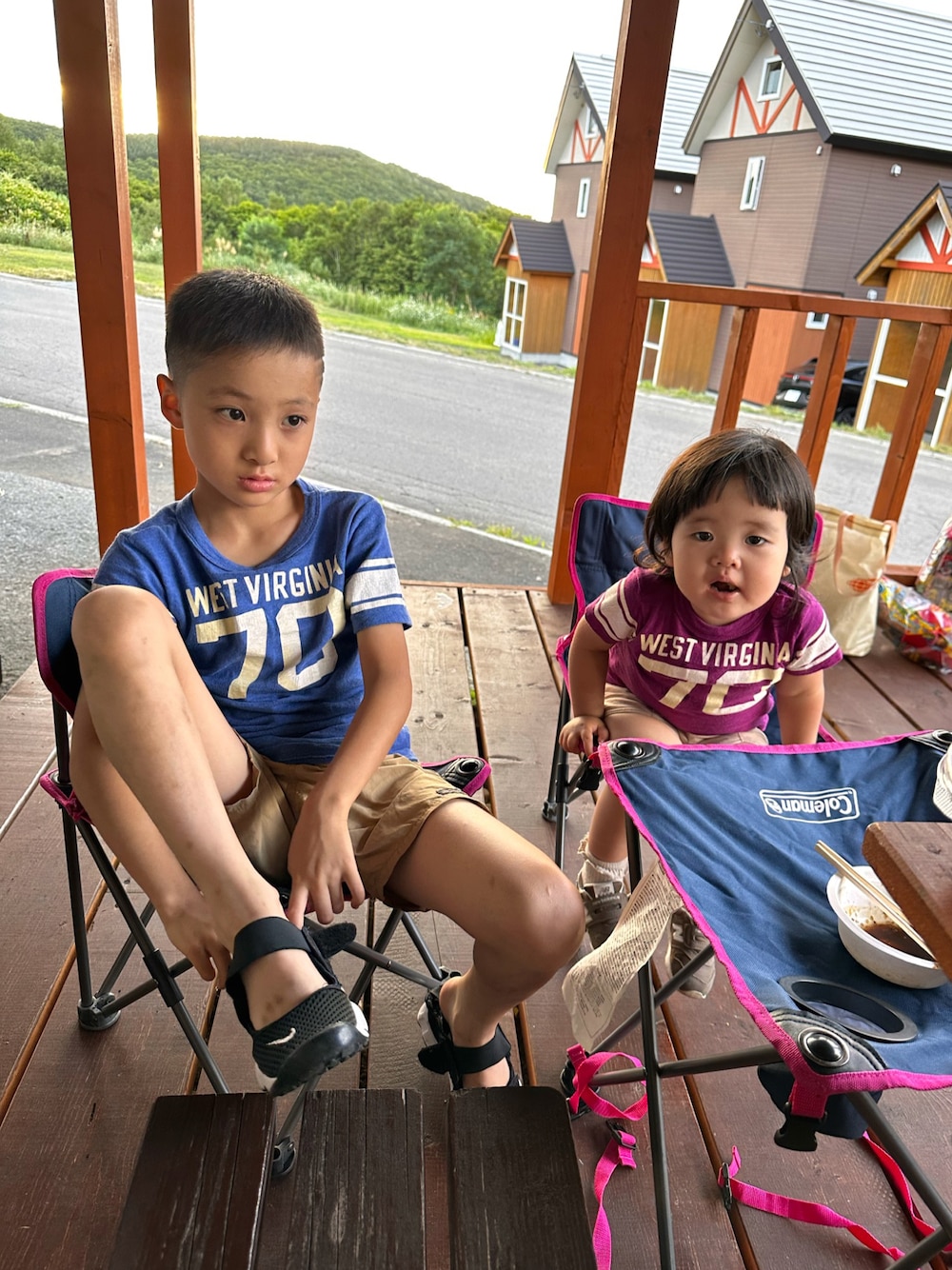 ブルー系のTシャツ/カットソー、ベージュ系のその他パンツ、ブラック系のスニーカーを着用したキッズの秋コーディネートの1枚目の写真