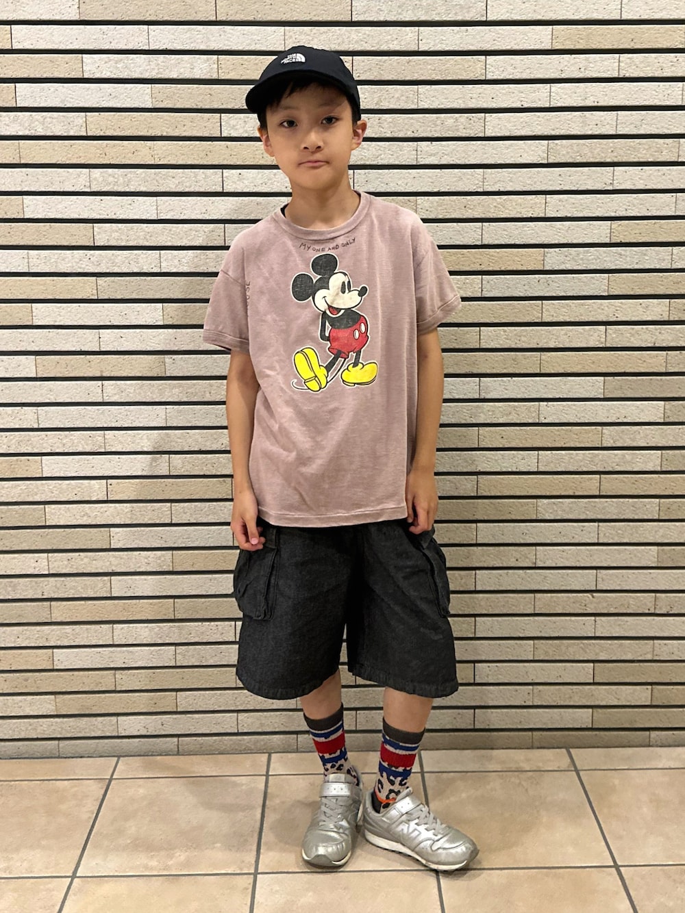 ブラウン系のTシャツ/カットソー、ブラック系のデニムパンツ、シルバー系のスニーカーを着用したキッズの夏コーディネートの1枚目の写真