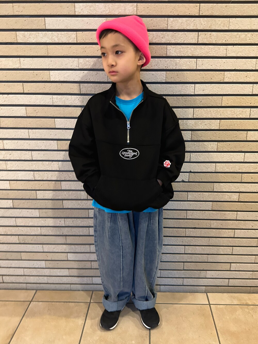 ブラック系のスウェット、ブルー系のTシャツ/カットソー、ブルー系のデニムパンツを着用したキッズの春コーディネートの1枚目の写真