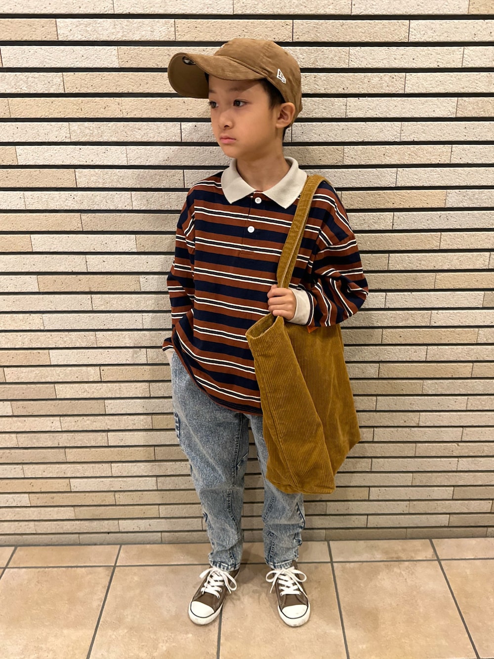 ブルー系のTシャツ/カットソー、その他のデニムパンツ、ブラウン系のスニーカーを着用したキッズの秋コーディネートの1枚目の写真