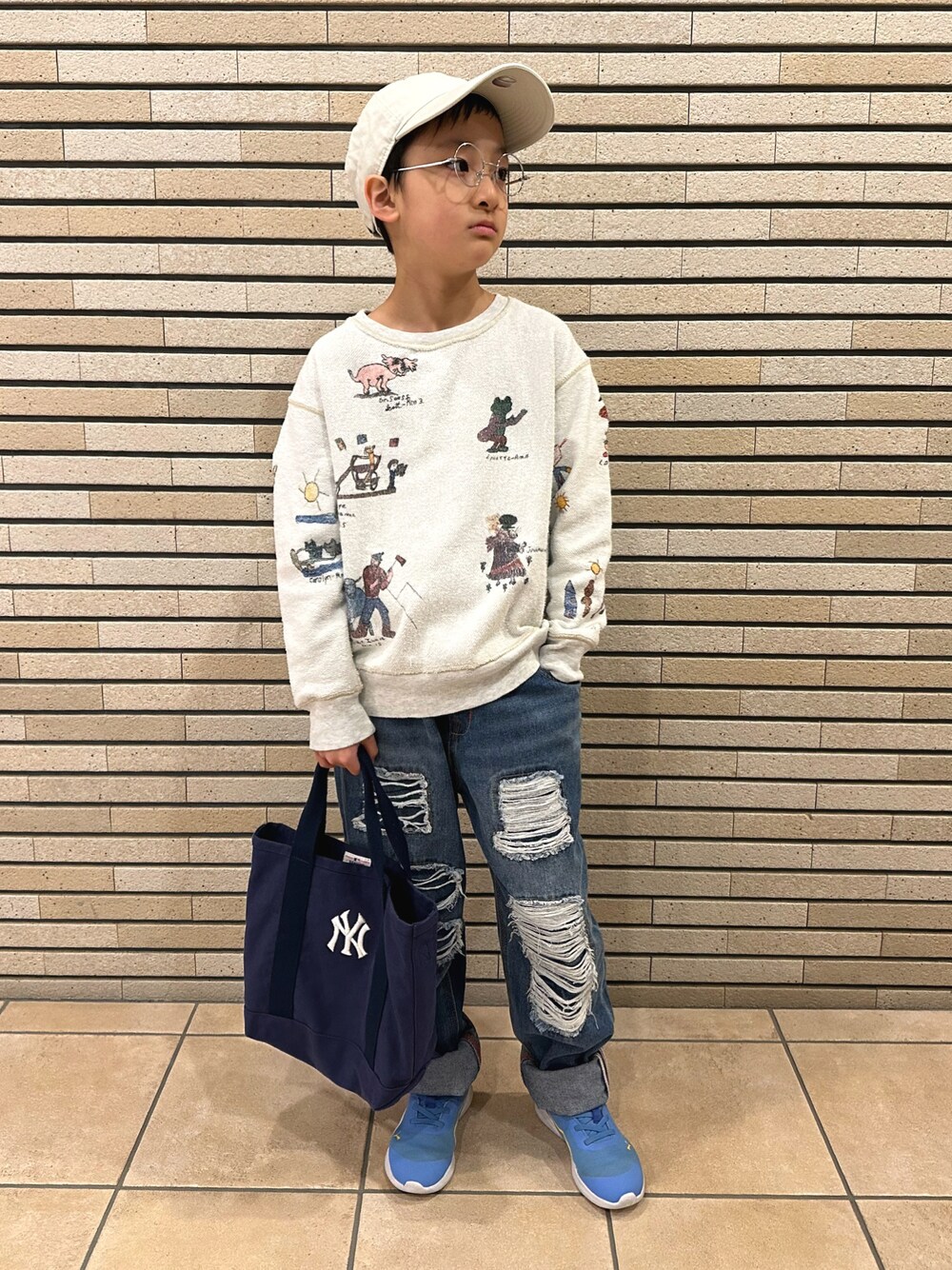 グレー系のスウェット、ブルー系のデニムパンツ、ブルー系のトートバッグを着用したキッズの春コーディネートの1枚目の写真