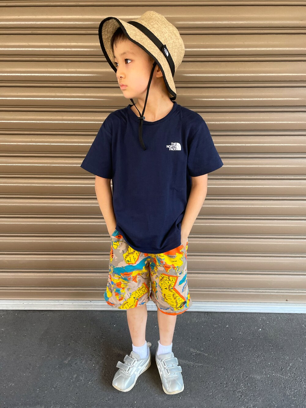 ブルー系のTシャツ/カットソー、その他のその他パンツ、シルバー系のスニーカーを着用したキッズの夏コーディネートの1枚目の写真