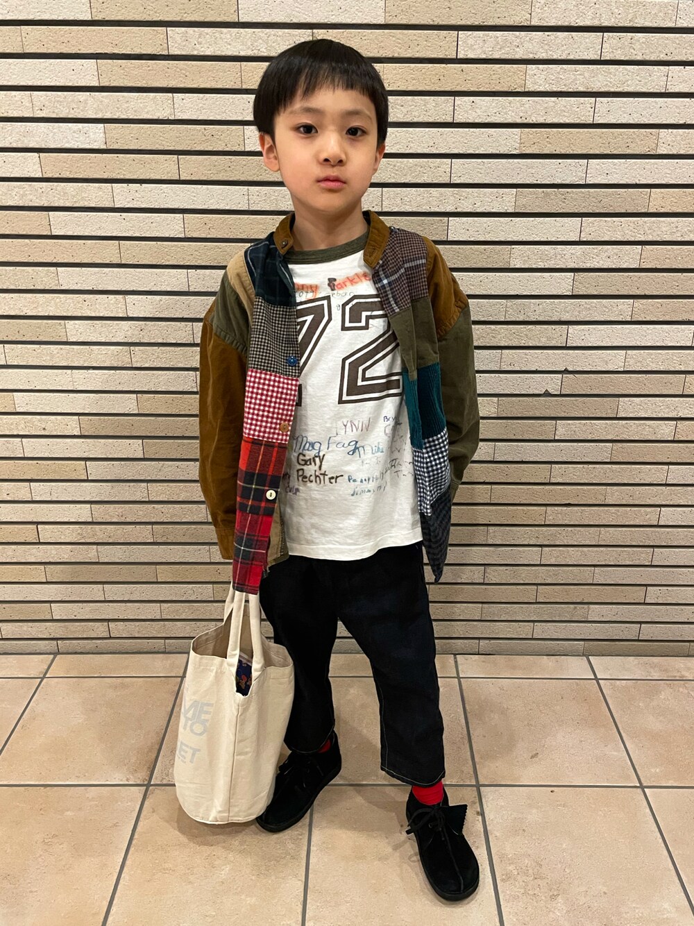 ホワイト系のTシャツ/カットソー、その他のシャツ/ブラウス、ブルー系のデニムパンツを着用したキッズの冬コーディネートの1枚目の写真