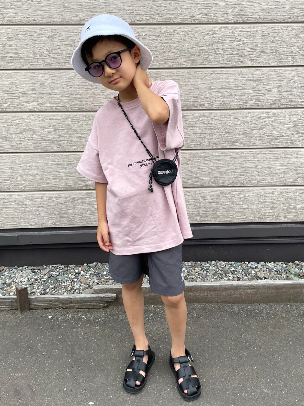 ピンク系のTシャツ/カットソー、グレー系のその他パンツ、ブラック系のサンダルを着用したキッズの夏コーディネートの1枚目の写真