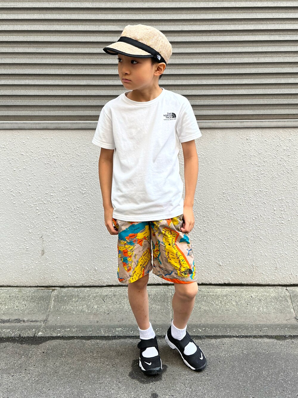 ホワイト系のTシャツ/カットソー、その他のその他パンツ、ブラック系のスニーカーを着用したキッズの夏コーディネートの1枚目の写真