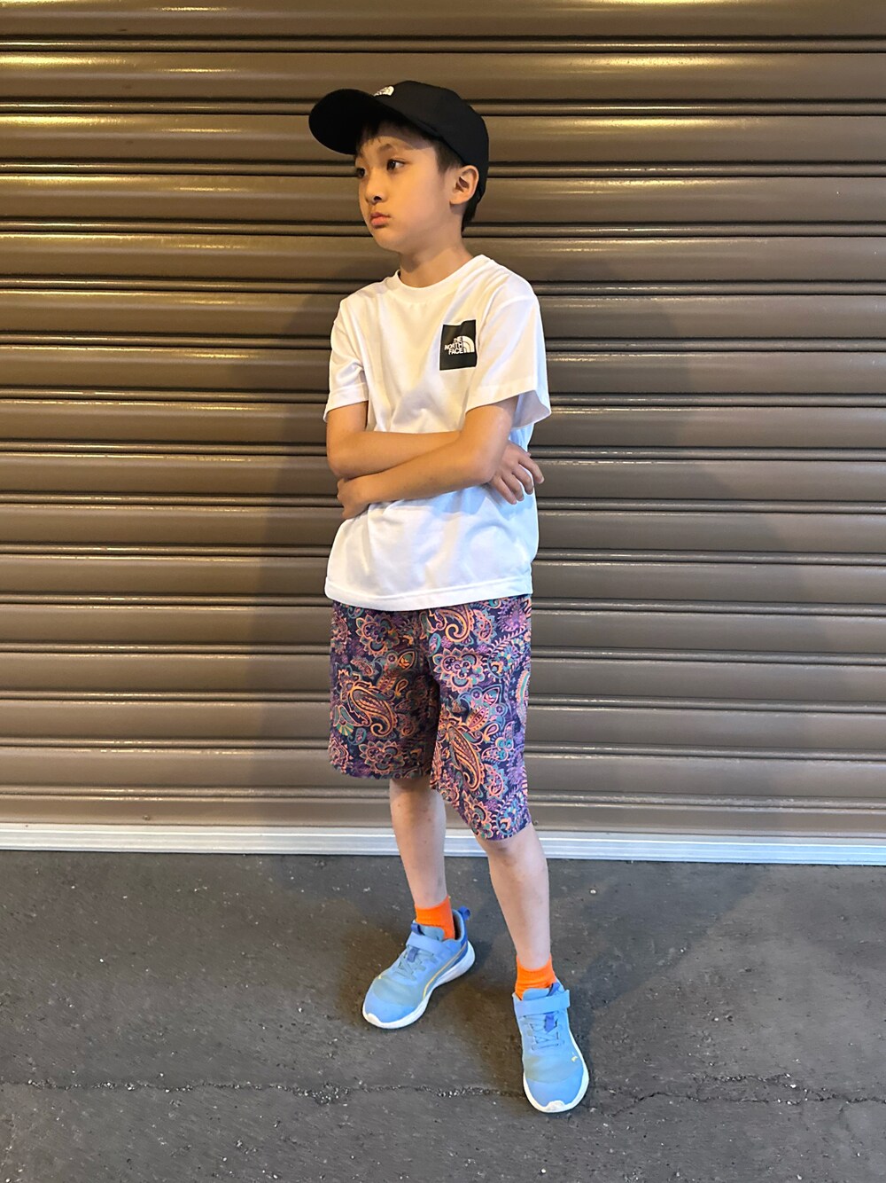 ホワイト系のTシャツ/カットソー、パープル系のその他パンツ、ブルー系のスニーカーを着用したキッズの夏コーディネートの1枚目の写真