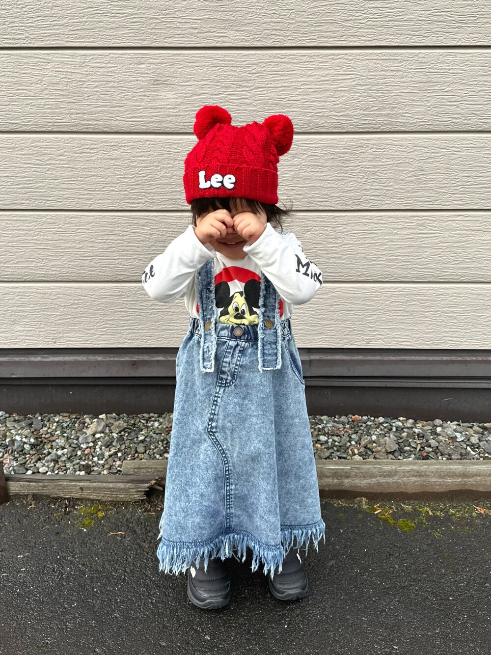 ホワイト系のTシャツ/カットソー、ブルー系のスカート、ブラック系のブーツを着用したキッズの冬コーディネートの1枚目の写真