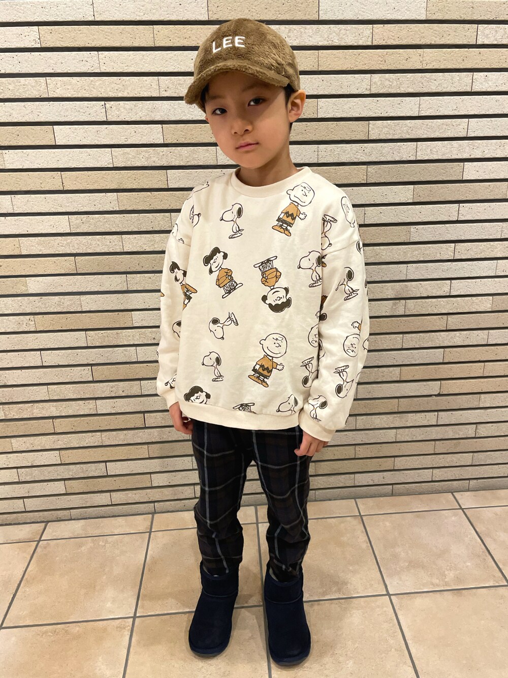 ホワイト系のスウェット、ブルー系のその他パンツ、ブルー系のブーツを着用したキッズの春コーディネートの1枚目の写真