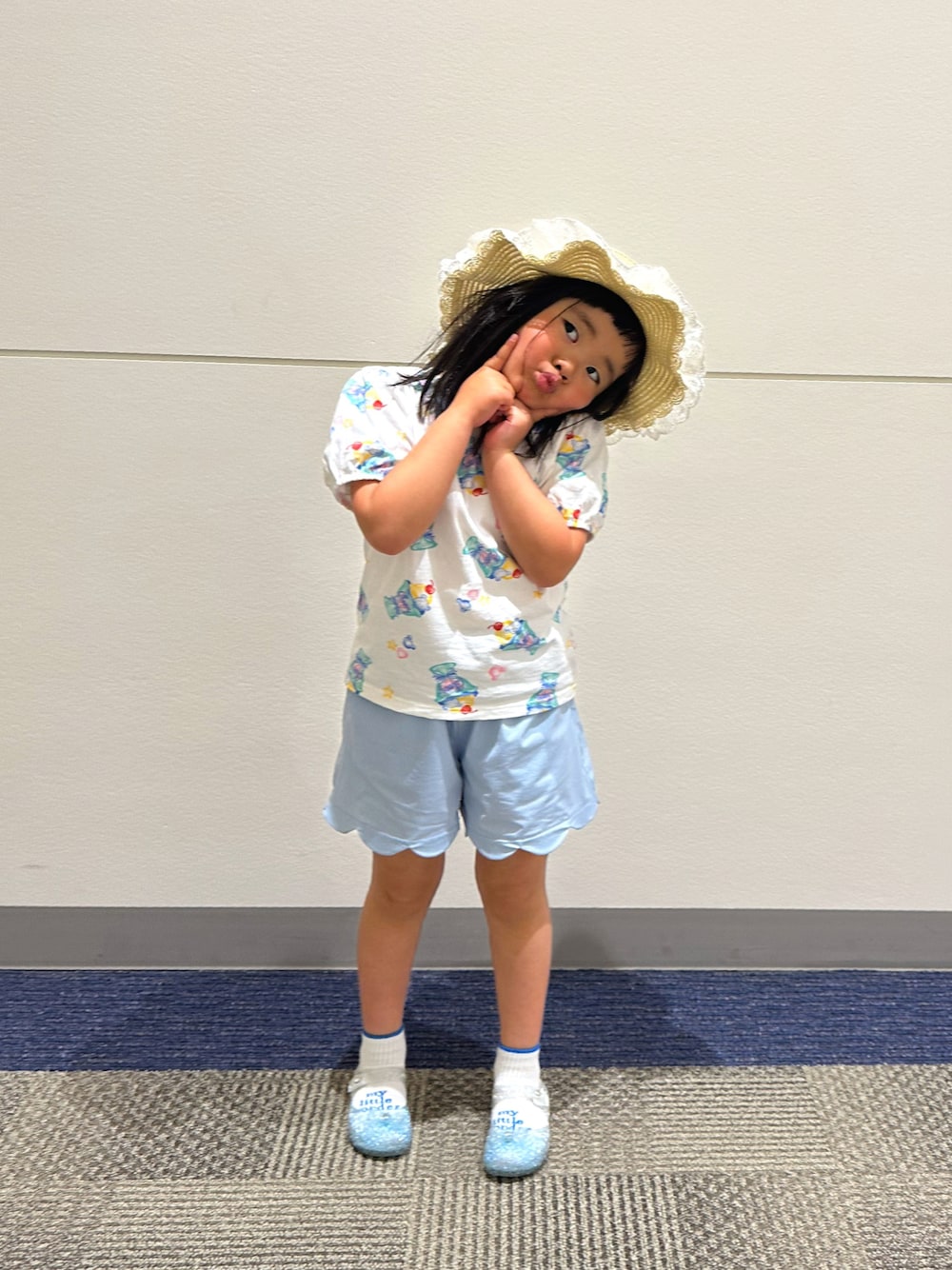 ホワイト系のショルダーバッグ、ブルー系のその他パンツ、ブルー系のサンダルを着用したキッズの夏コーディネートの1枚目の写真