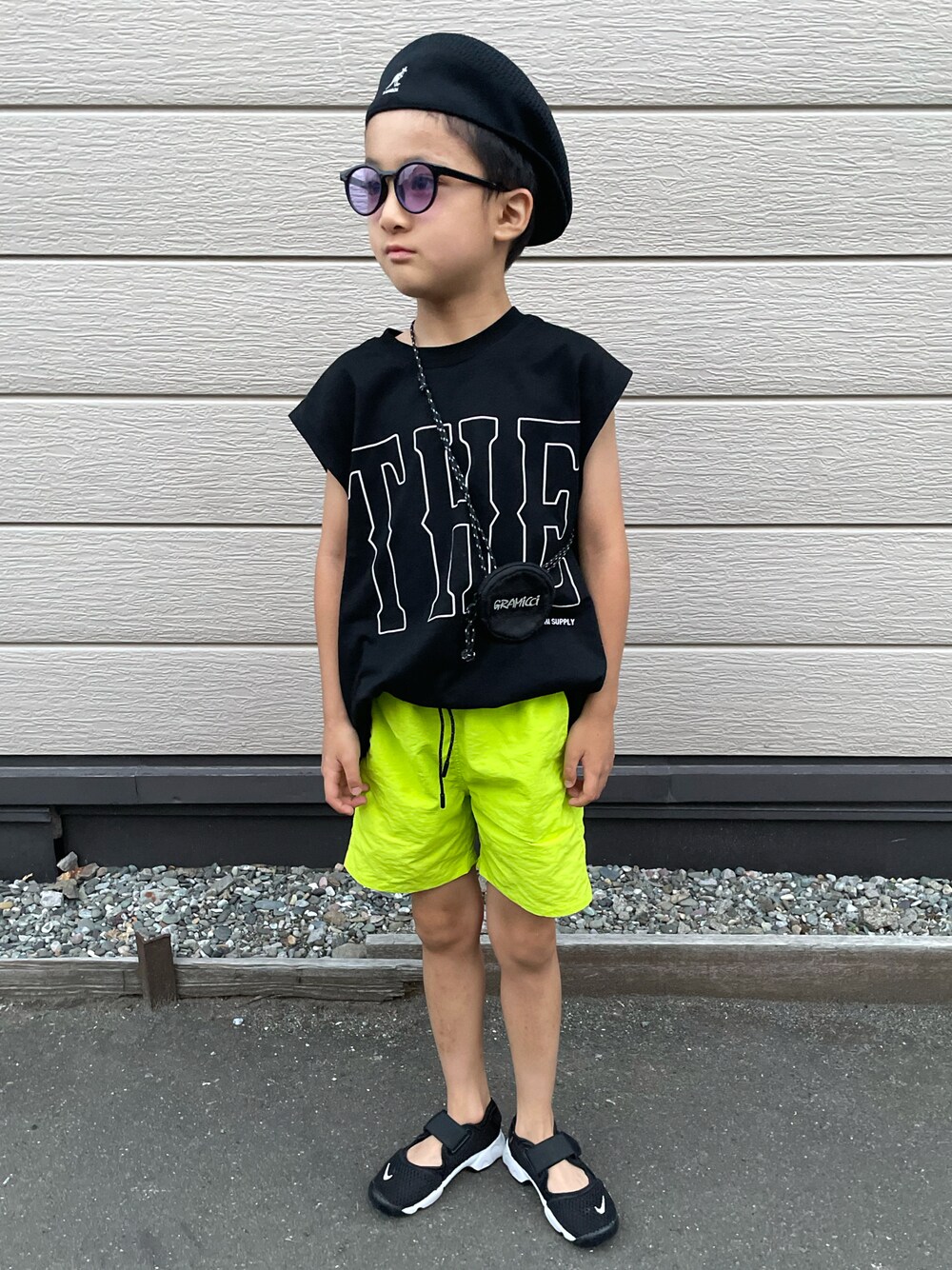 ブラック系のタンクトップ、イエロー系のその他パンツ、ブラック系のスニーカーを着用したキッズの夏コーディネートの1枚目の写真