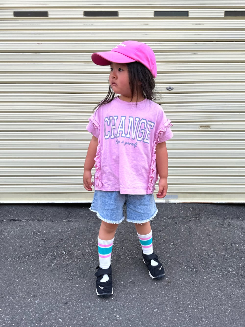 ピンク系のTシャツ/カットソー、ブラック系のスニーカー、ブルー系のデニムパンツを着用したキッズの夏コーディネートの1枚目の写真