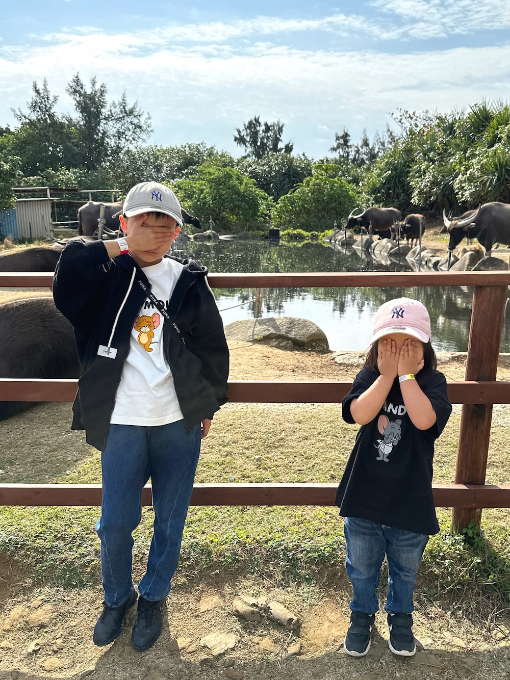 ブラック系のパーカー、ホワイト系のTシャツ/カットソー、ブルー系のデニムパンツを着用したキッズの夏コーディネートの1枚目の写真