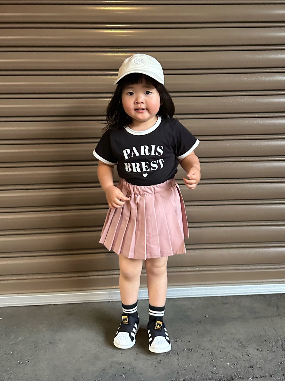 ブラック系のTシャツ/カットソー、ピンク系のその他パンツ、ブラック系のスニーカーを着用したキッズの夏コーディネートの1枚目の写真