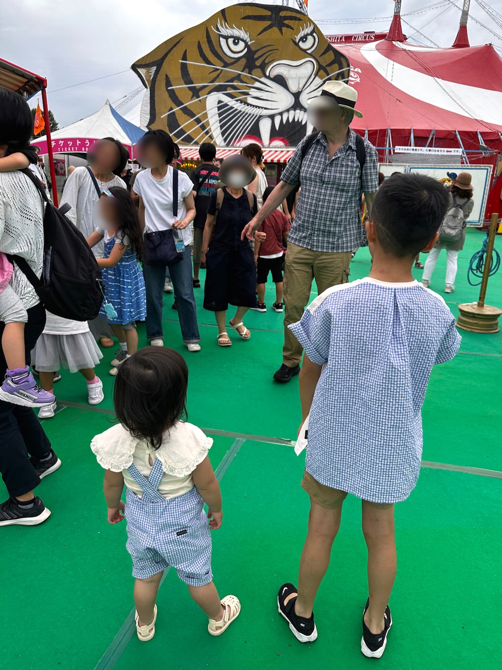 ブルー系のTシャツ/カットソー、ベージュ系のその他パンツ、ブラック系のスニーカーを着用したキッズの秋コーディネートの1枚目の写真