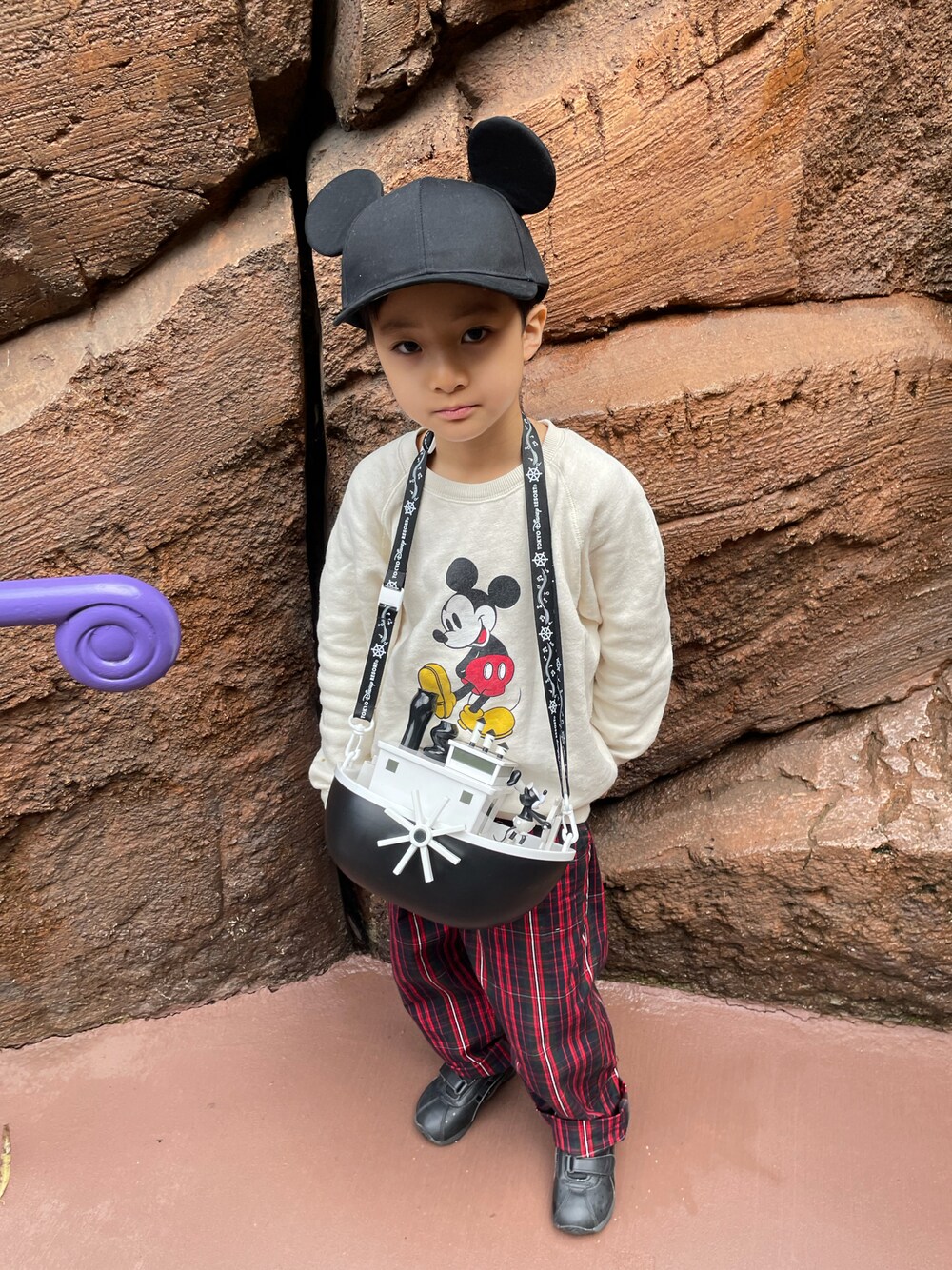 ホワイト系のスウェット、レッド系のその他パンツ、ブラック系のスニーカーを着用したキッズの春コーディネートの1枚目の写真