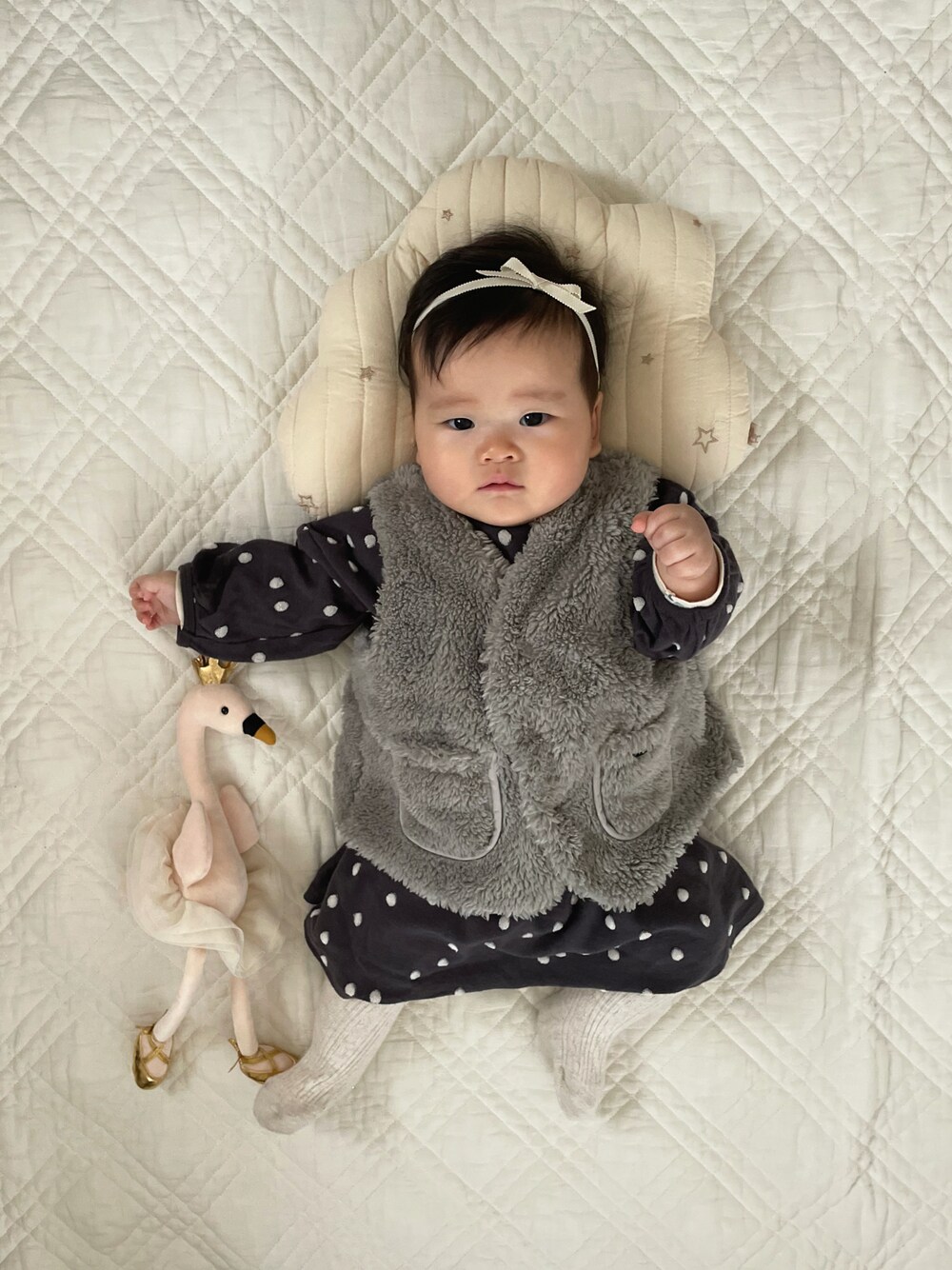 グレー系のワンピース、グリーン系のその他アウター、ベージュ系のタイツ/ストッキングを着用したキッズの冬コーディネートの1枚目の写真