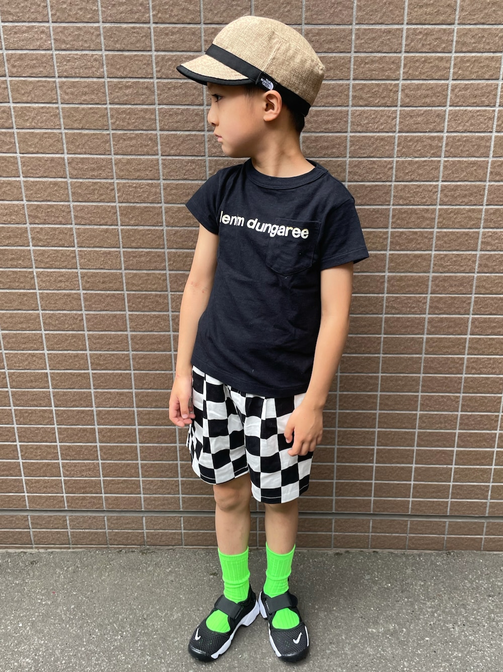 ブラック系のTシャツ/カットソー、その他のその他パンツ、ブラック系のスニーカーを着用したキッズの夏コーディネートの1枚目の写真