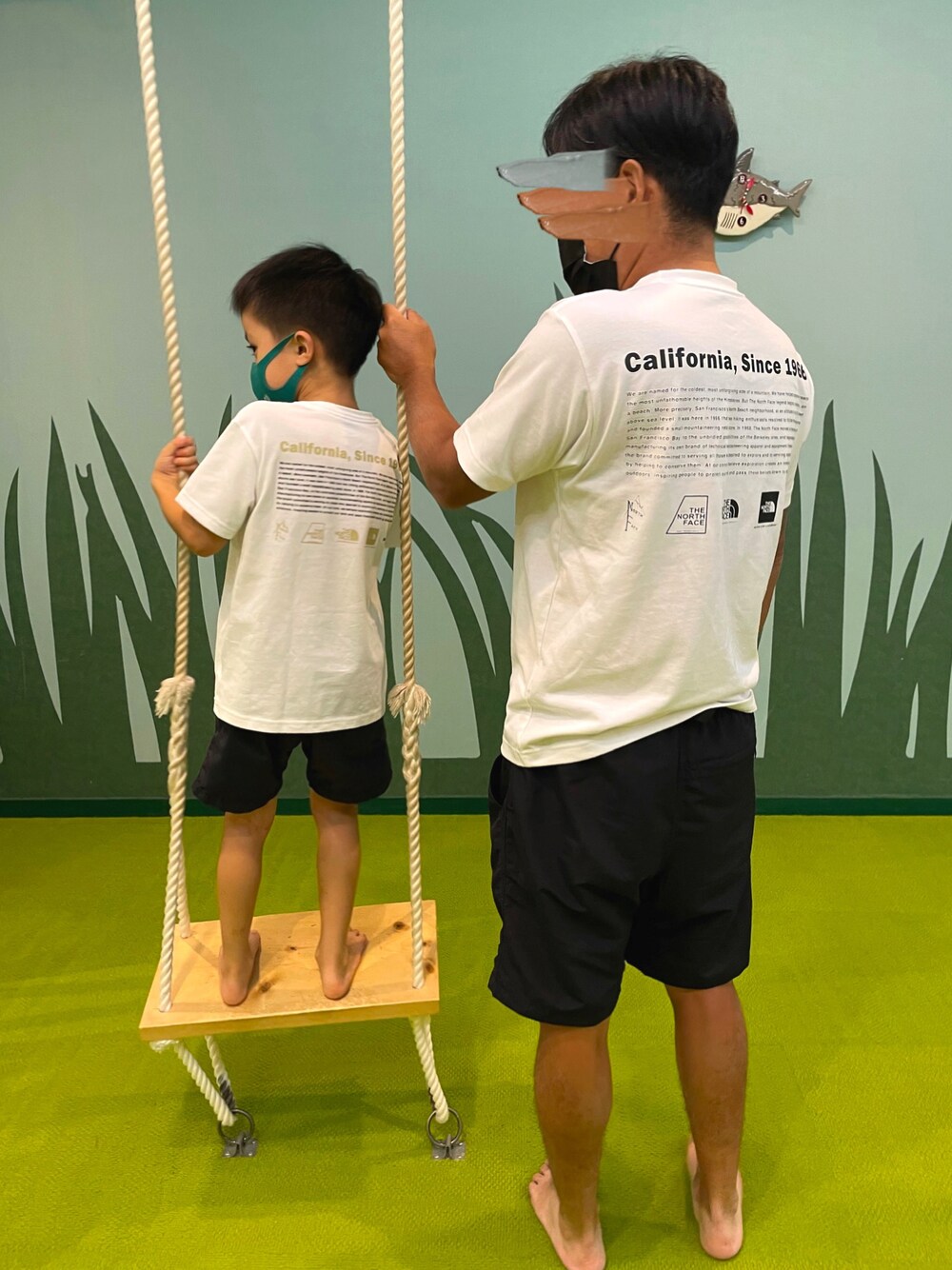 ホワイト系のTシャツ/カットソー、ブラック系のパンツ、その他のその他を着用したキッズの春コーディネートの1枚目の写真