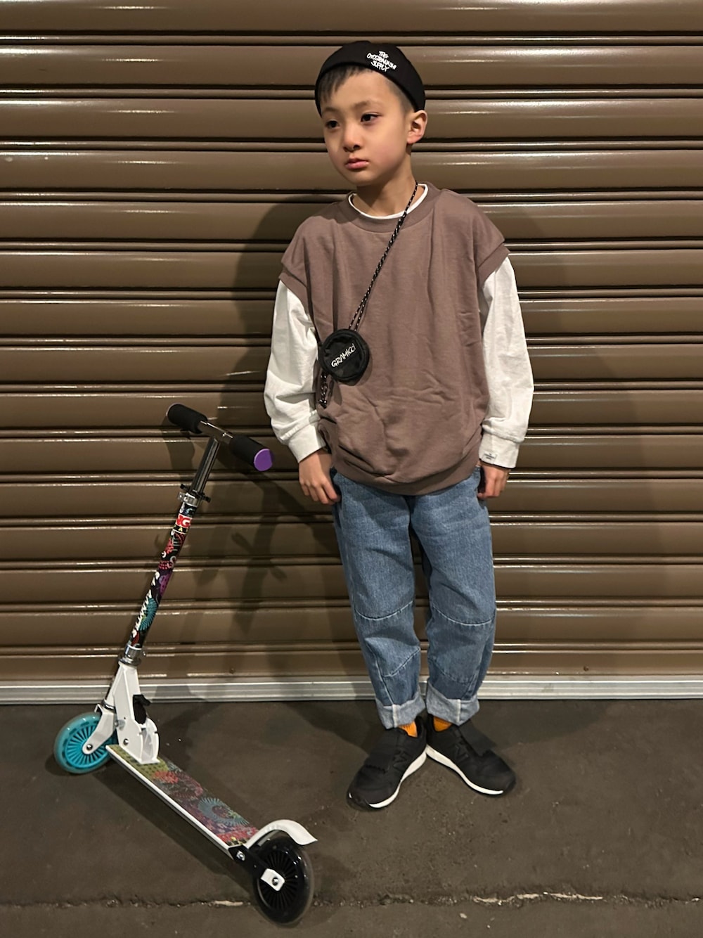 ブラウン系のTシャツ/カットソー、ホワイト系のTシャツ/カットソー、ブルー系のデニムパンツを着用したキッズの春コーディネートの1枚目の写真