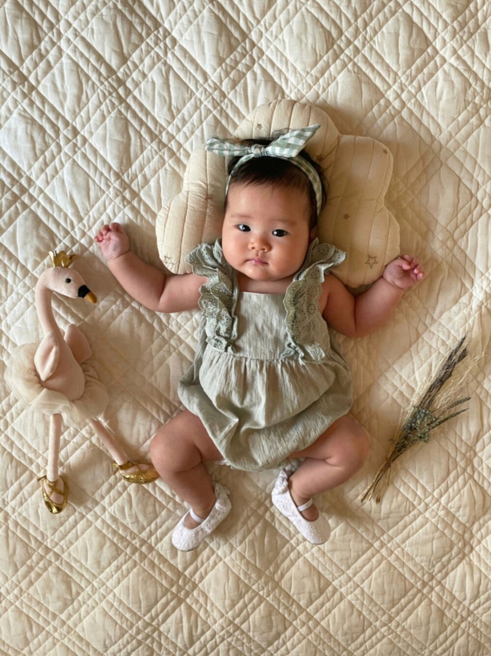 ホワイト系のバレエシューズ、グリーン系のヘアバンド、グリーン系のロンパースを着用したキッズの夏コーディネートの1枚目の写真