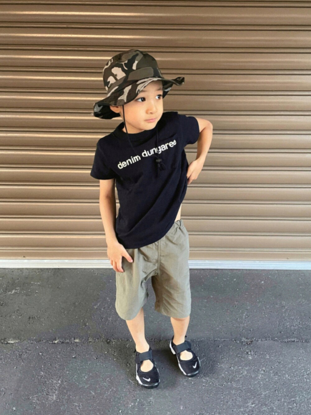 ブラック系のTシャツ/カットソー、グリーン系のその他パンツ、ブラック系のスニーカーを着用したキッズの夏コーディネートの1枚目の写真