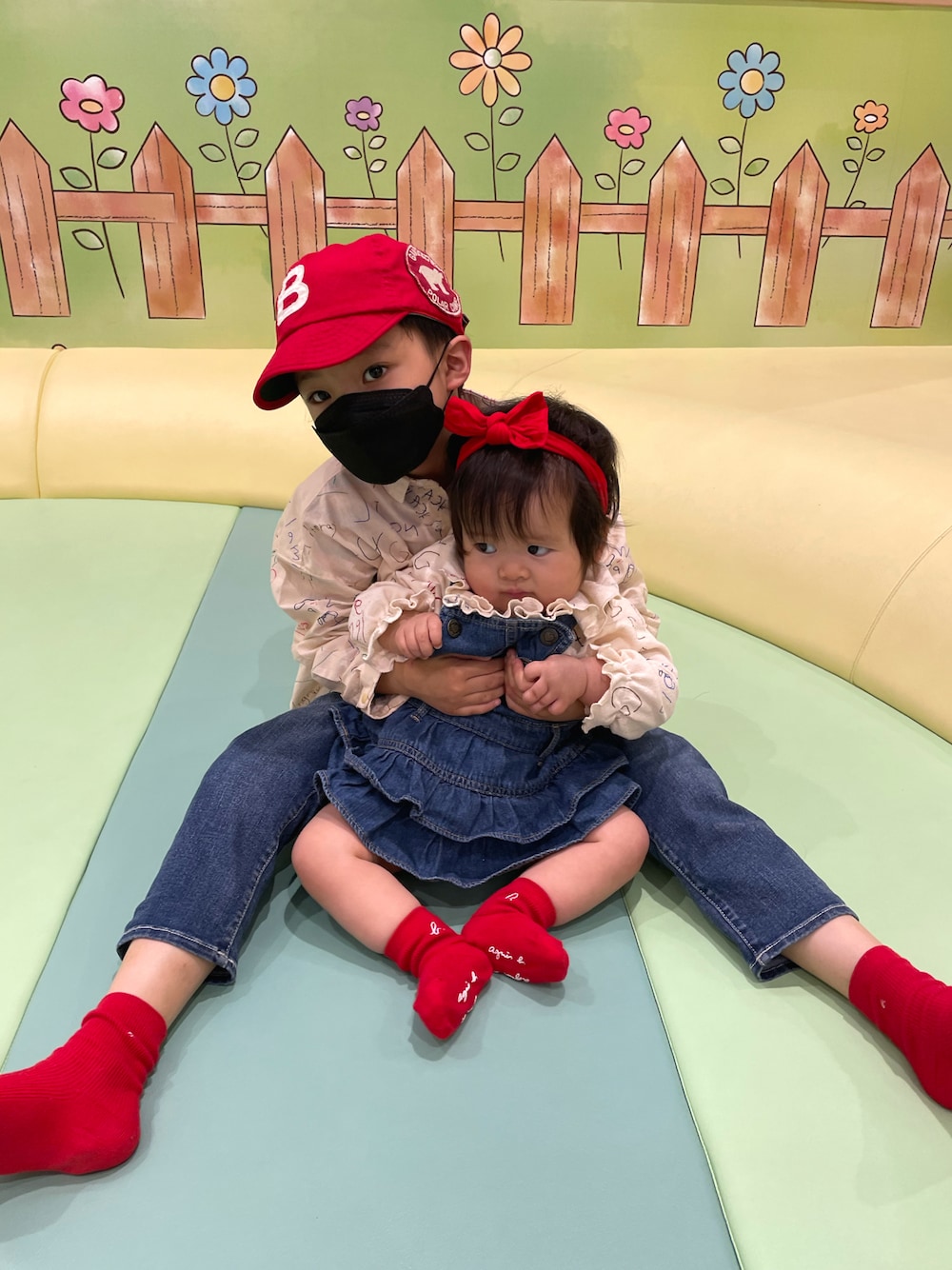 ホワイト系のシャツ/ブラウス、ブルー系のTシャツ/カットソー、ブルー系のデニムパンツを着用したキッズの夏コーディネートの1枚目の写真