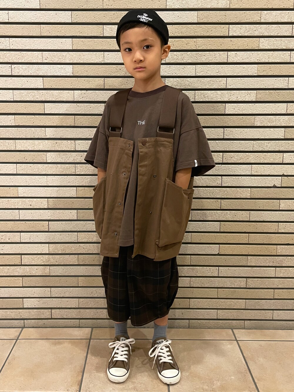 ブラウン系のTシャツ/カットソー、ブラウン系のベスト、ブラウン系のその他パンツを着用したキッズの秋コーディネートの1枚目の写真