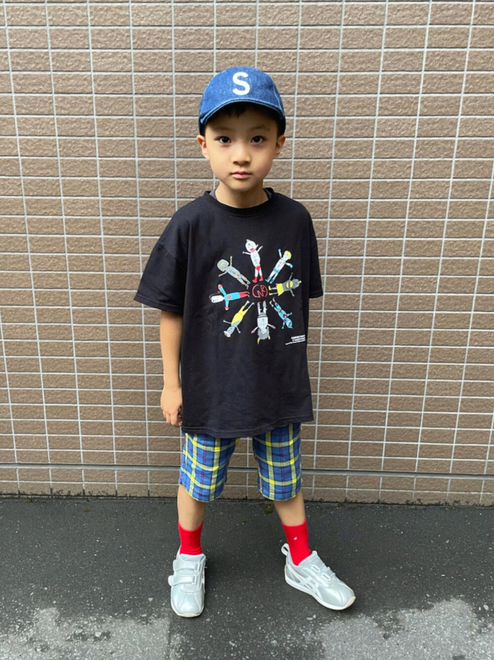 ブラック系のTシャツ/カットソー、ブルー系のパンツ、シルバー系のスニーカーを着用したキッズの秋コーディネートの1枚目の写真