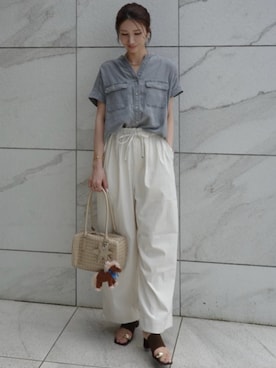 「Emma Taylor（エマテイラー）のGOLD釦キーネックデニムシャツ（シャツ/ブラウス、グレー系）」を使った、STYLEDOORさん（レディース・165cm）の夏コーディネート