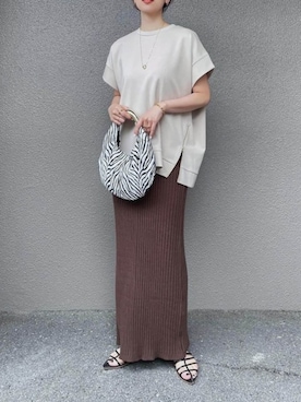 「Emma Taylor（エマテイラー）の【再入荷】サイドZIPクルーネックプルオーバー（Tシャツ/カットソー、ベージュ系）」を使った、STYLEDOORさん（レディース・165cm）の夏コーディネート