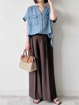 「Emma Taylor（エマテイラー）のGOLD釦キーネックデニムシャツ（シャツ/ブラウス、ブルー系）」を使った、STYLEDOORさん（レディース・165cm）の夏コーディネート
