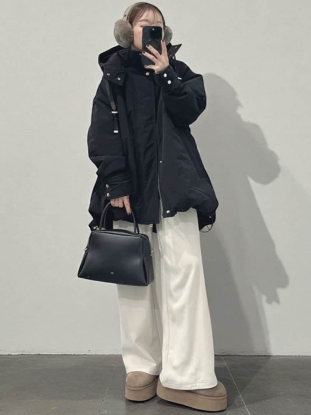 ブラック系のダウンジャケット/コートを着用したレディースの秋コーディネートの1枚目の写真