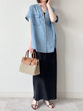 「Emma Taylor（エマテイラー）のGOLD釦キーネックデニムシャツ（シャツ/ブラウス、ブルー系）」を使った、STYLEDOORさん（レディース・165cm）の夏コーディネート