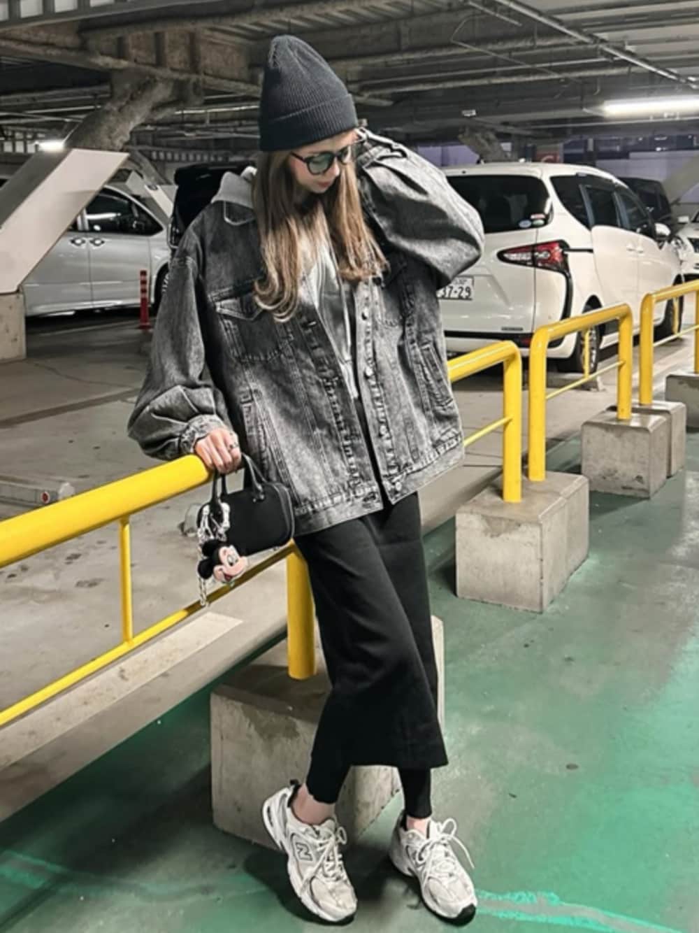 ブラック系のレギンス/スパッツを着用したレディースの秋コーディネートの1枚目の写真