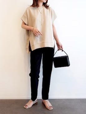 「Emma Taylor（エマテイラー）の【再入荷】サイドZIPクルーネックプルオーバー（Tシャツ/カットソー、ベージュ系）」を使った、STYLEDOORさん（レディース・165cm）の夏コーディネート