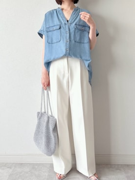 「Emma Taylor（エマテイラー）のGOLD釦キーネックデニムシャツ（シャツ/ブラウス、ブルー系）」を使った、STYLEDOORさん（レディース・165cm）の夏コーディネート