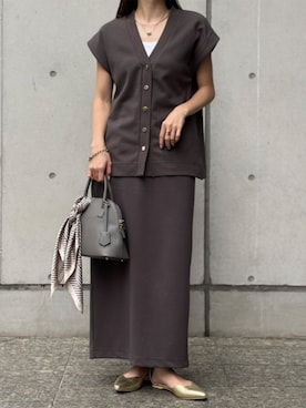 「Emma Taylor（エマテイラー）のライトダンボールタックナロースカート（スカート、グレー系）」を使った、STYLEDOORさん（レディース・157cm）の春コーディネート