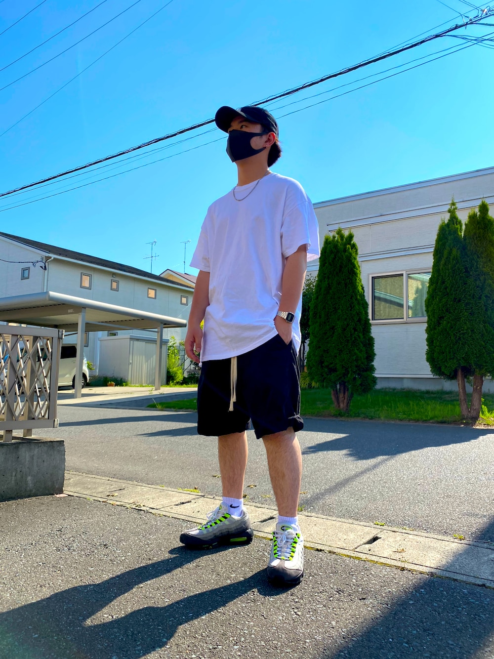 「シンプル、オトナカジュアル、ビッグシルエット、夏、ハーフパンツ、エアマックス95、エアマックス、春夏コーデ、ナイキ、夏コーデ」｜「GILDANのアイテム（Tシャツ/カットソー、ホワイト系）」を使った、junky さん（メンズ・165cm）の夏コーディネートの1枚目の写真