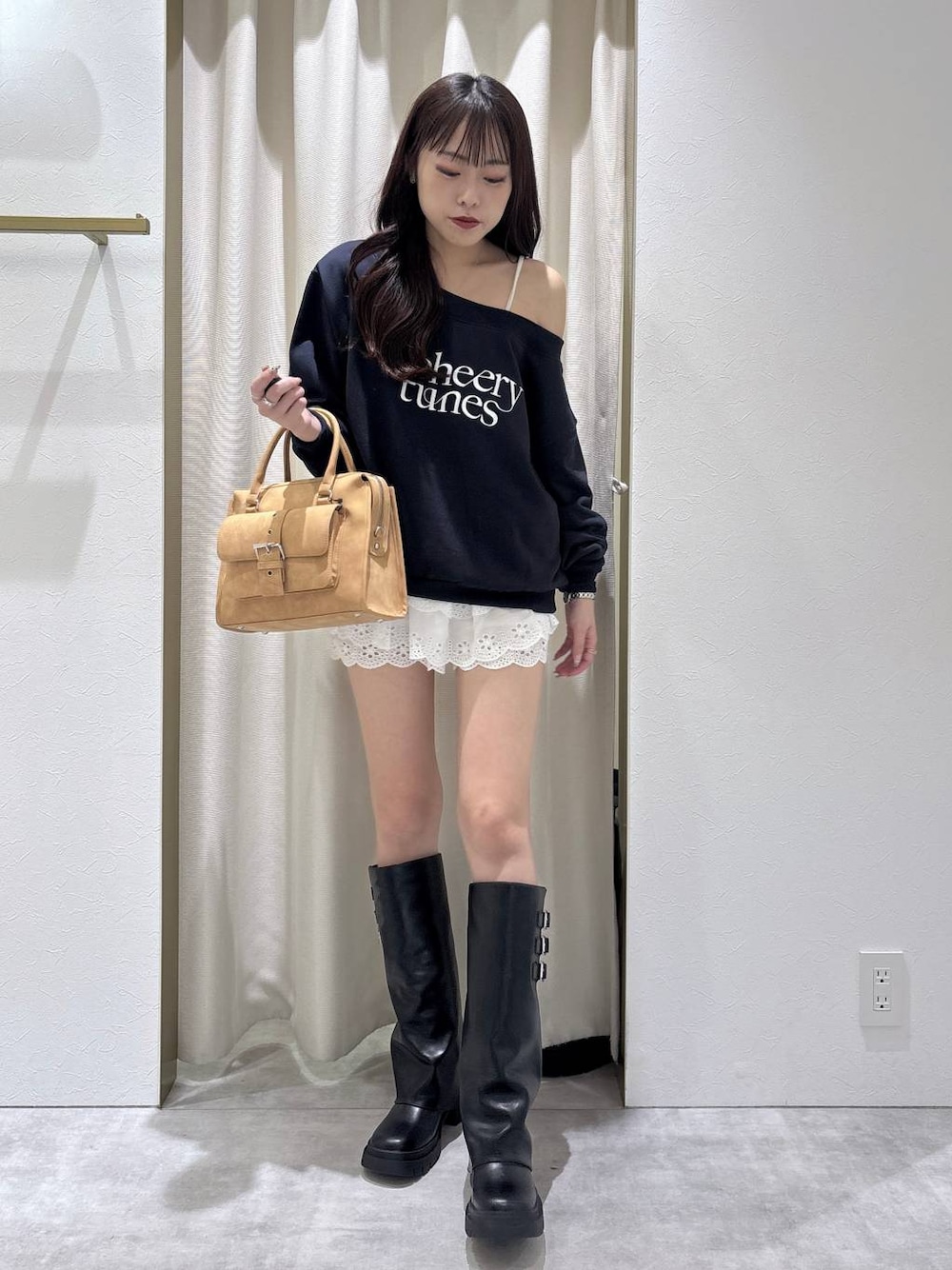 ベージュ系のボストンバッグ、ホワイト系のその他パンツ、ブラック系のブーツを着用したレディースの秋コーディネートの1枚目の写真